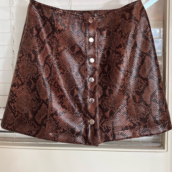 ASTR Snakeskin Mini Skirt Small - Picture 10 of 10
